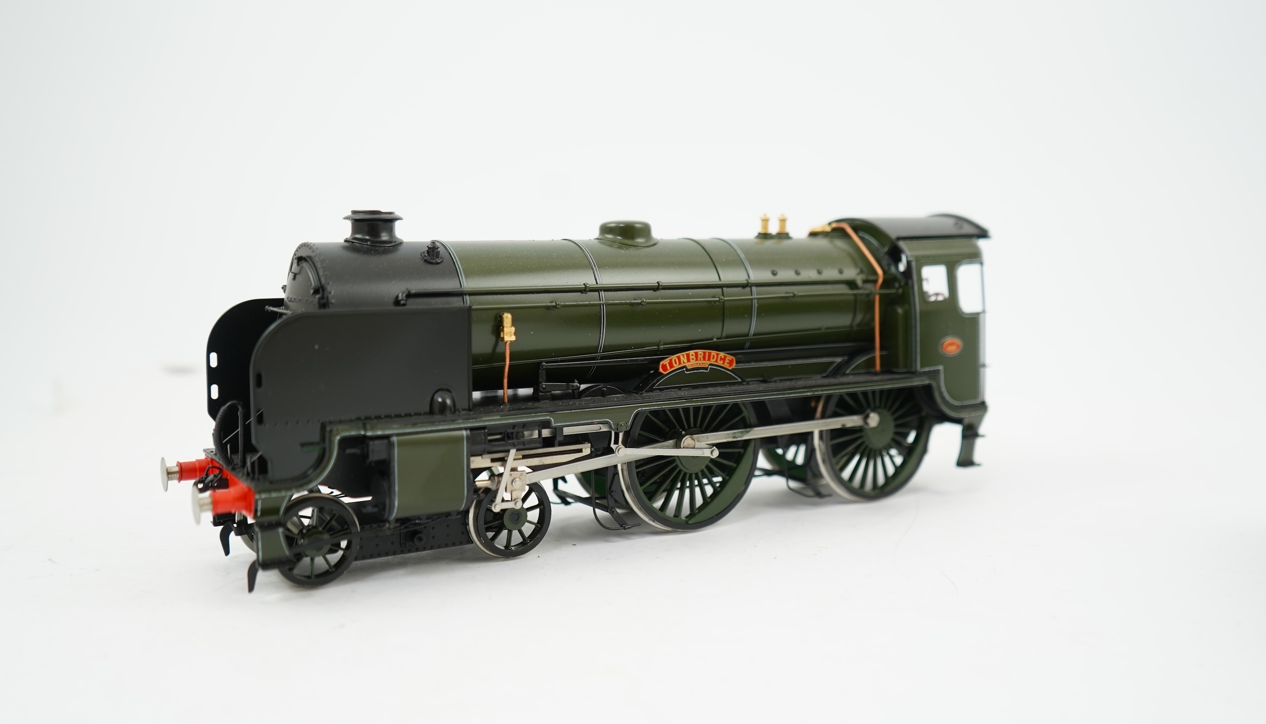 An 0 Gauge Finescale Brass model of Southern Railway Schools Class, Tonbridge 905, 4-4-0 tender locomotive, powered for two rail operation.